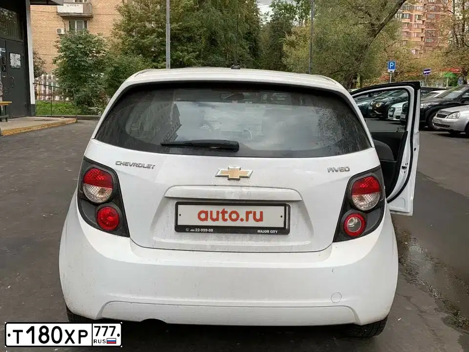 Фото автомобиля CHEVROLET AVEO, 2012 — госномер Т180ХР777. Цвет: Белый