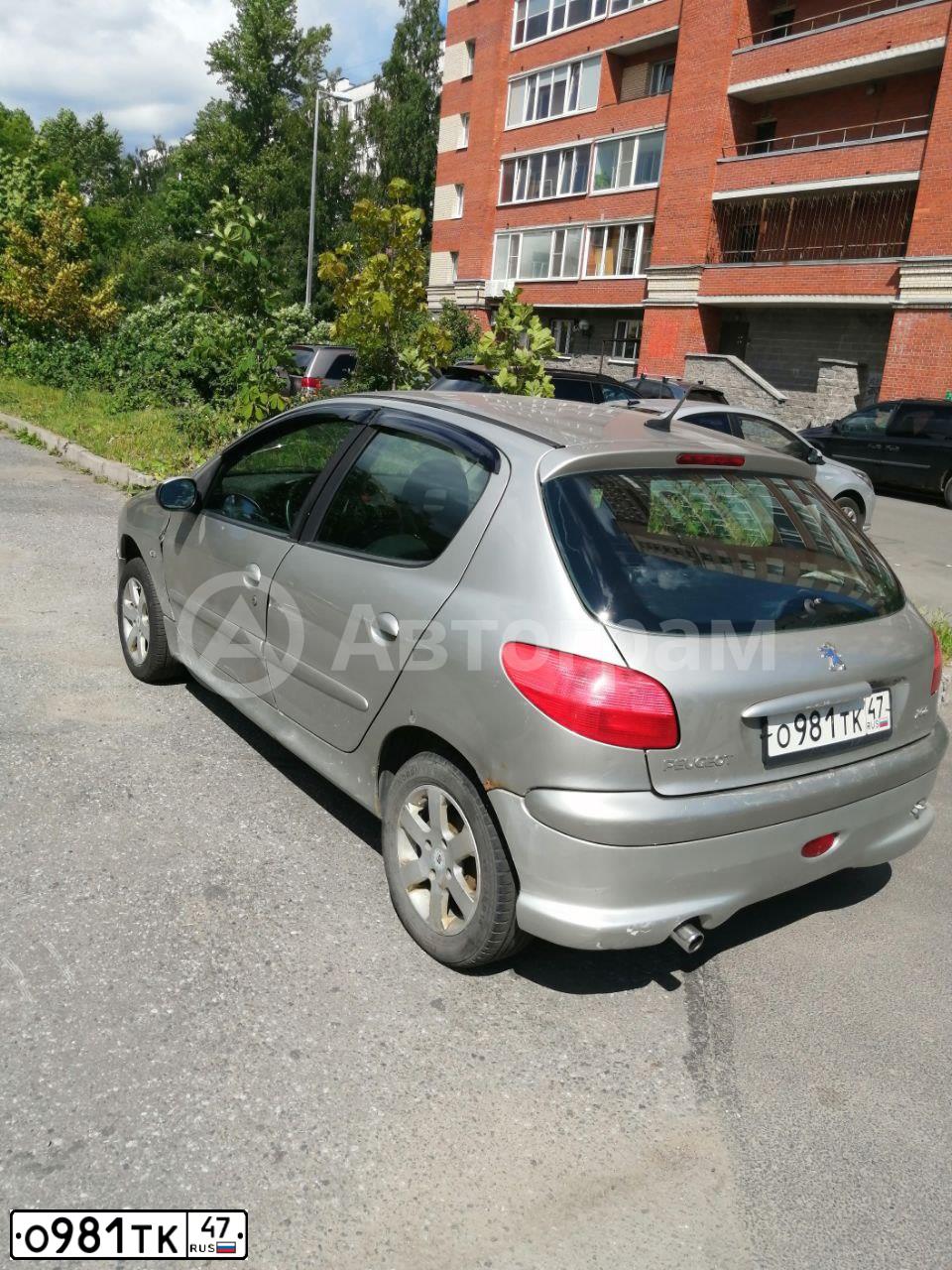 Фото автомобиля PEUGEOT T 206, 2006 — госномер О981ТК47. Цвет: СЕРЫЙ