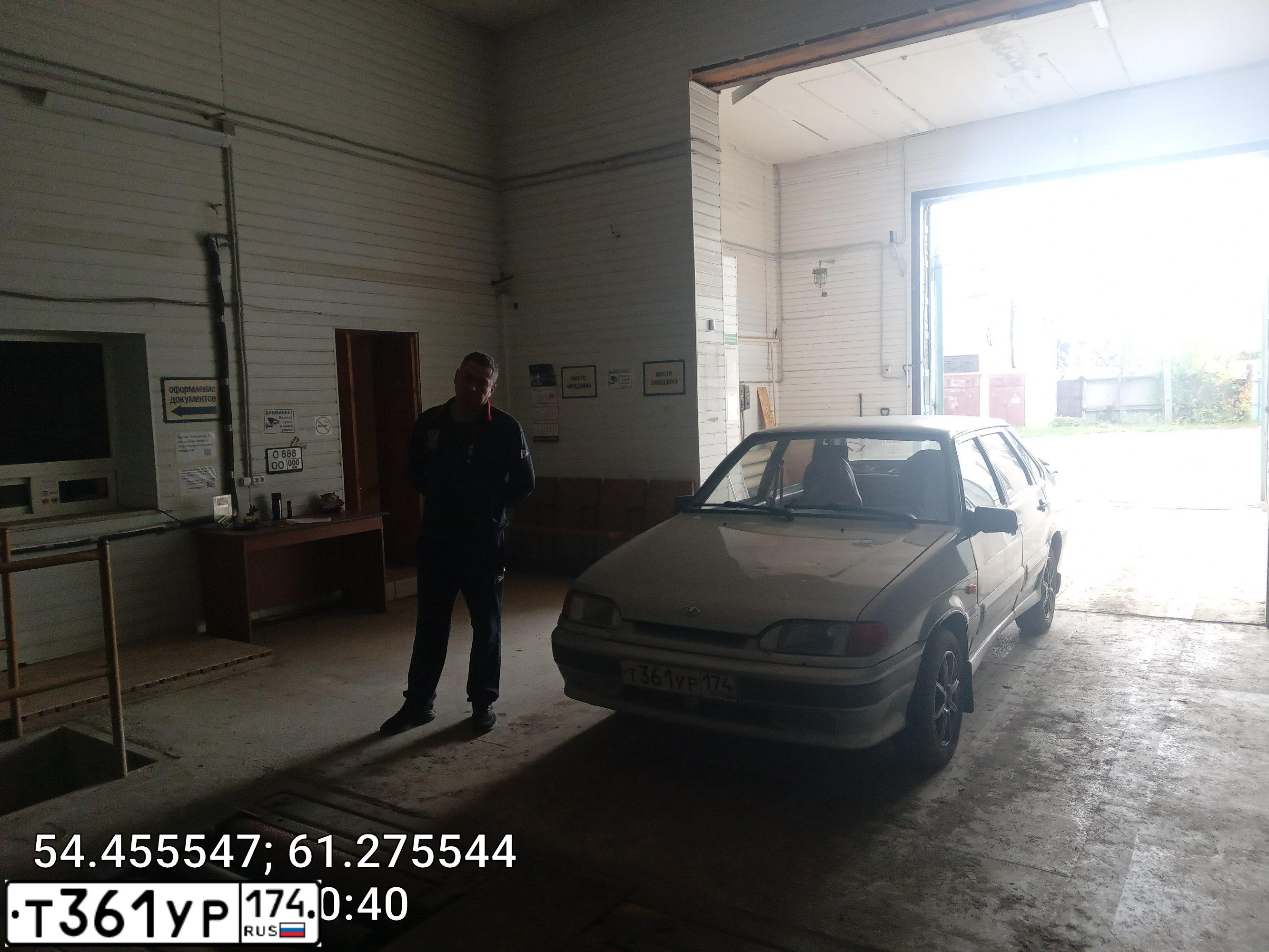 Фото автомобиля LADA 2115 SAMARA, 2005 — госномер Р222ОХ174. Цвет: Серебристо-Желто-Голубой
