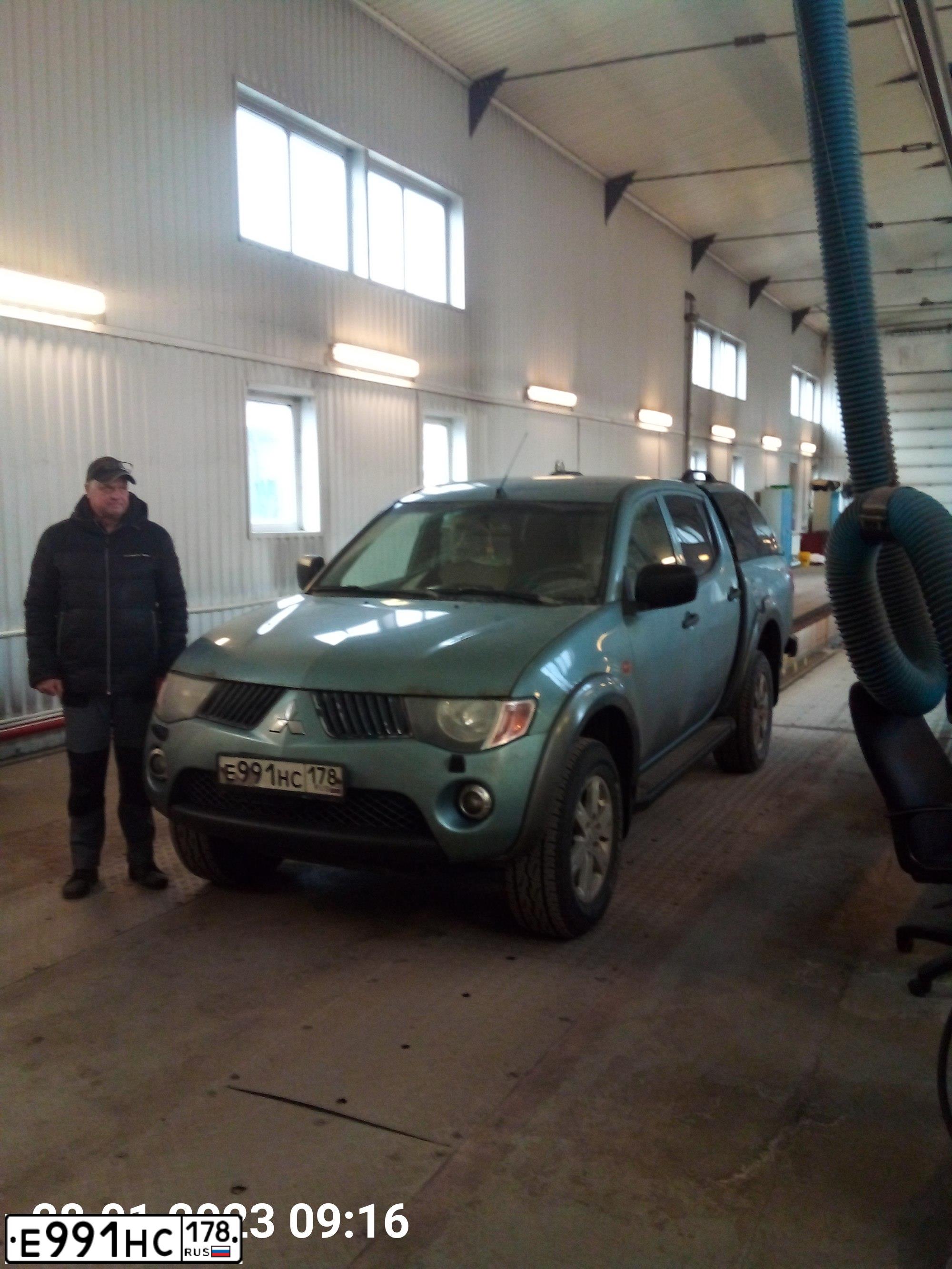 Фото автомобиля MITSUBISHI L200, 2007 — госномер В464ОХ51. Цвет: СВЕТЛО-СЕРО-ЗЕЛЕНЫЙ