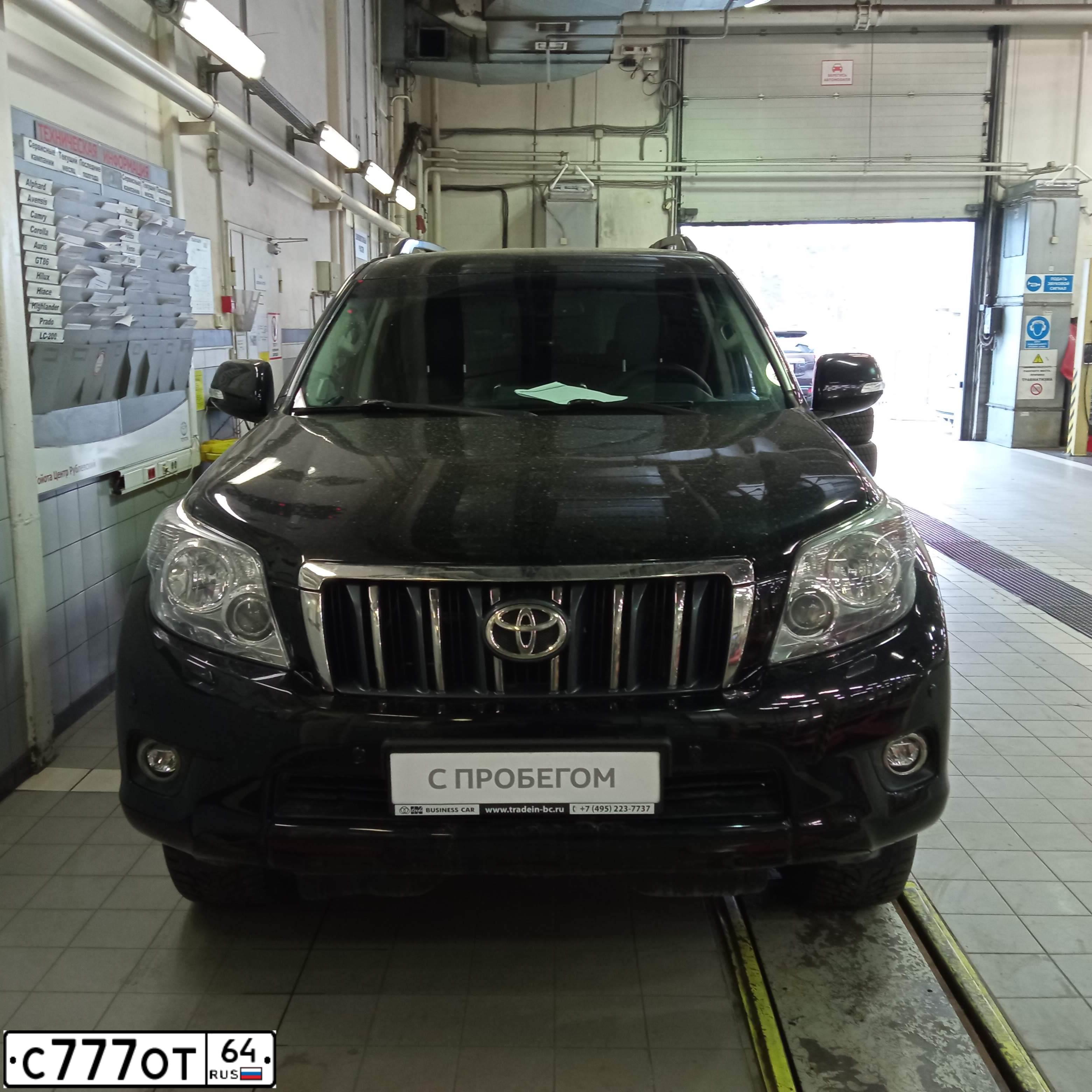 Фото автомобиля TOYOTA LANDCRUISER, 2010 — госномер С777ОТ64. Цвет: ЧЕРНЫЙ
