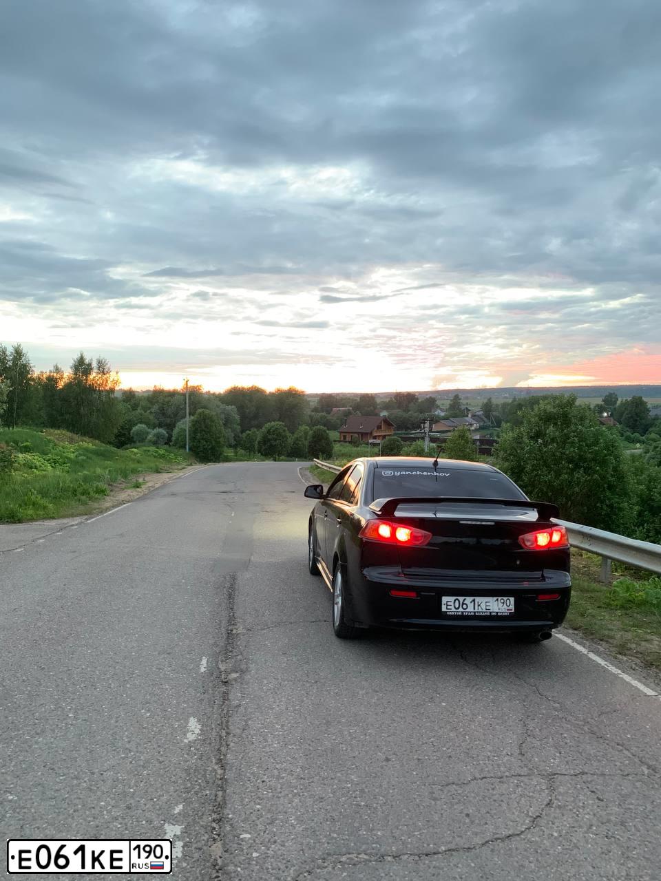 Фото автомобиля MITSUBISHI LANCER, 2007 — госномер Е061КЕ190. Цвет: ЧЕРНЫЙ