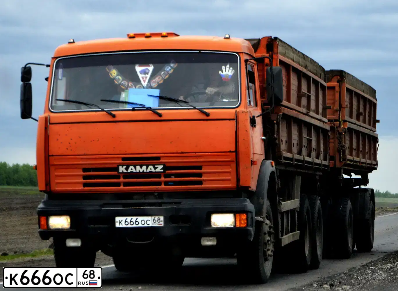 Фото автомобиля KAMAZ 53215 /6X4/, 2008 — госномер К666ОС68. Цвет: ОРАНЖЕВЫЙ