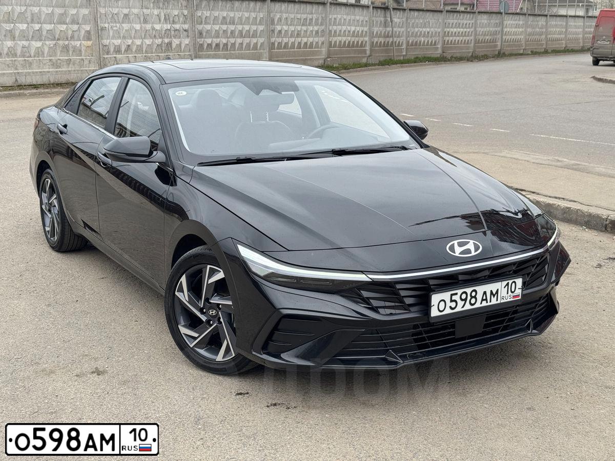Фото автомобиля HYUNDAI ELANTRA, 2023 — госномер О598АМ10. Цвет: ЧЕРНЫЙ