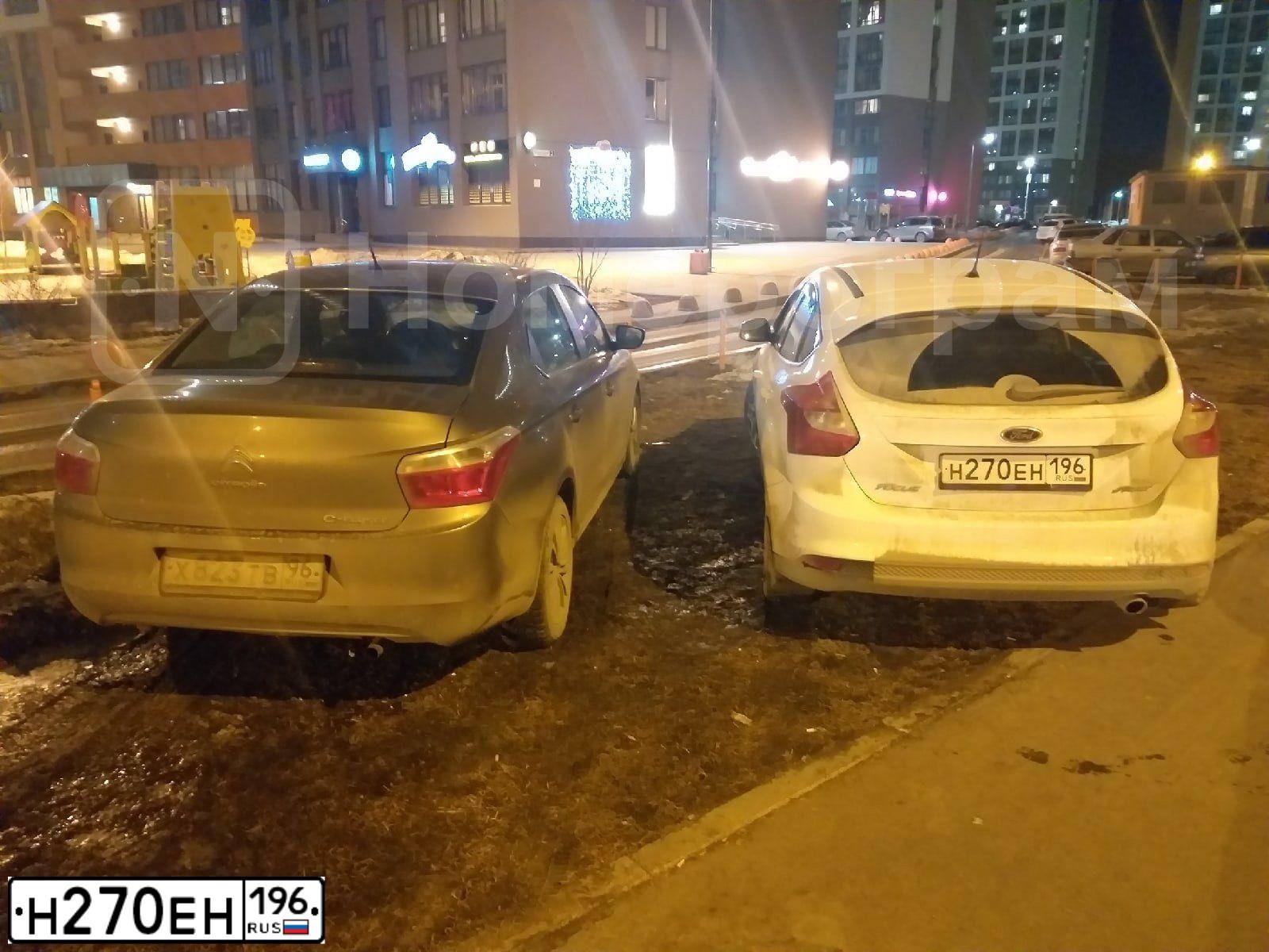 Фото автомобиля FORD FOCUS, 2013 — госномер Н135НС196. Цвет: Белый