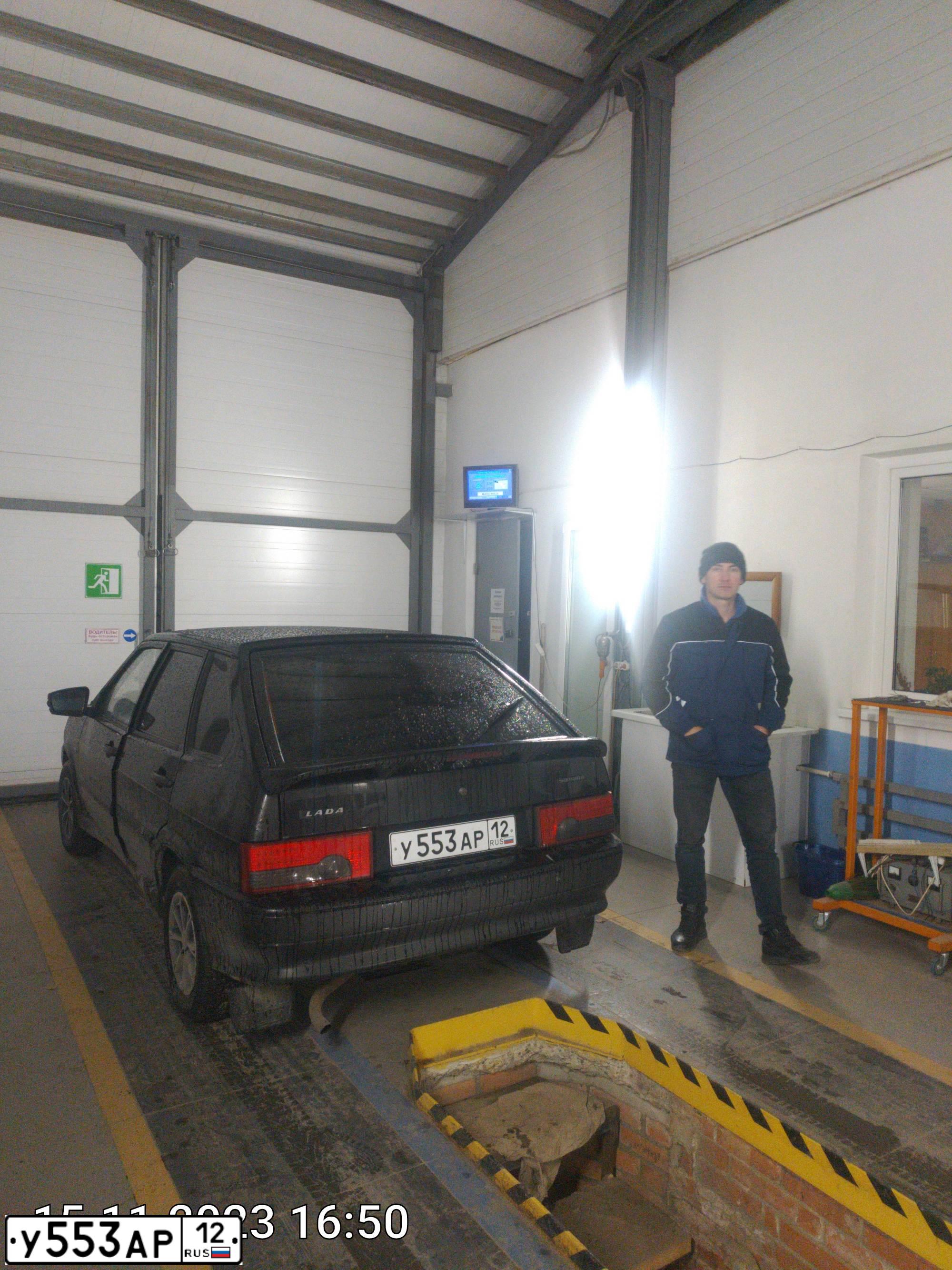 Фото автомобиля LADA 2114 SAMARA, 2011 — госномер У553АР12. Цвет: Сине-Черный