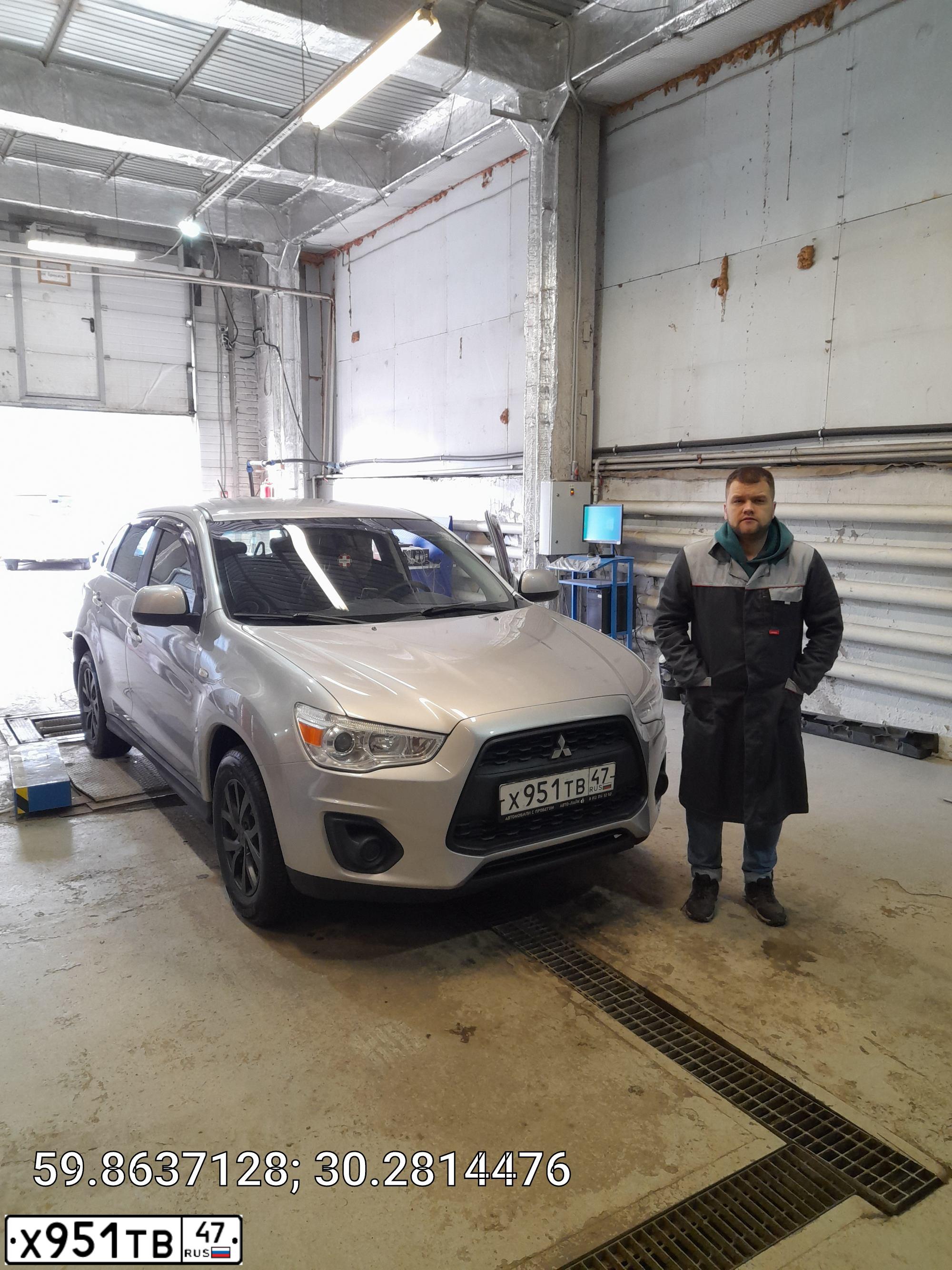 Фото автомобиля MITSUBISHI ASX, 2013 — госномер Е092ЕО11. Цвет: Серебристый