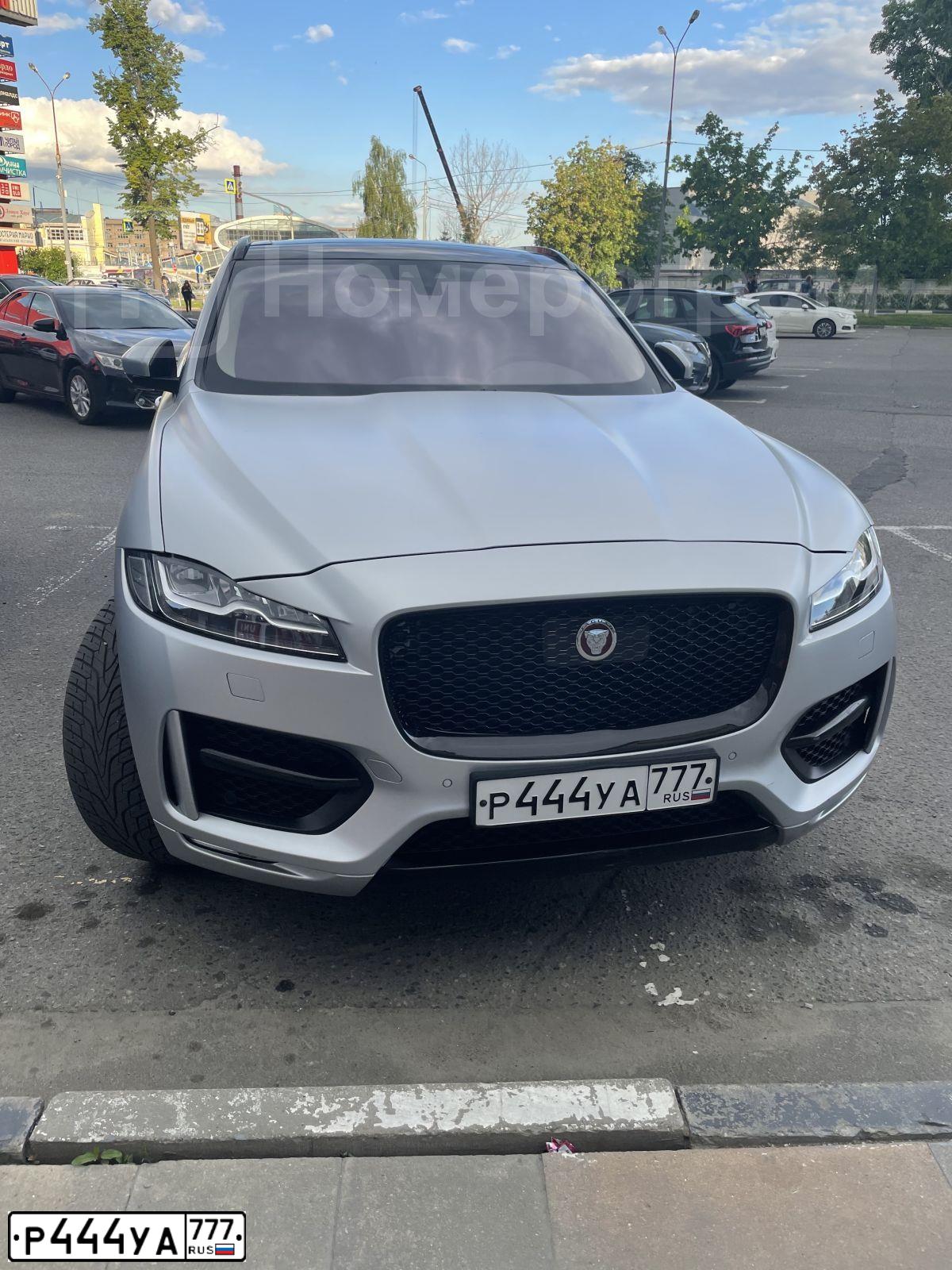 Фото автомобиля JAGUAR F-PACE, 2016 — госномер М724РЕ799. Цвет: ЧЕРНЫЙ