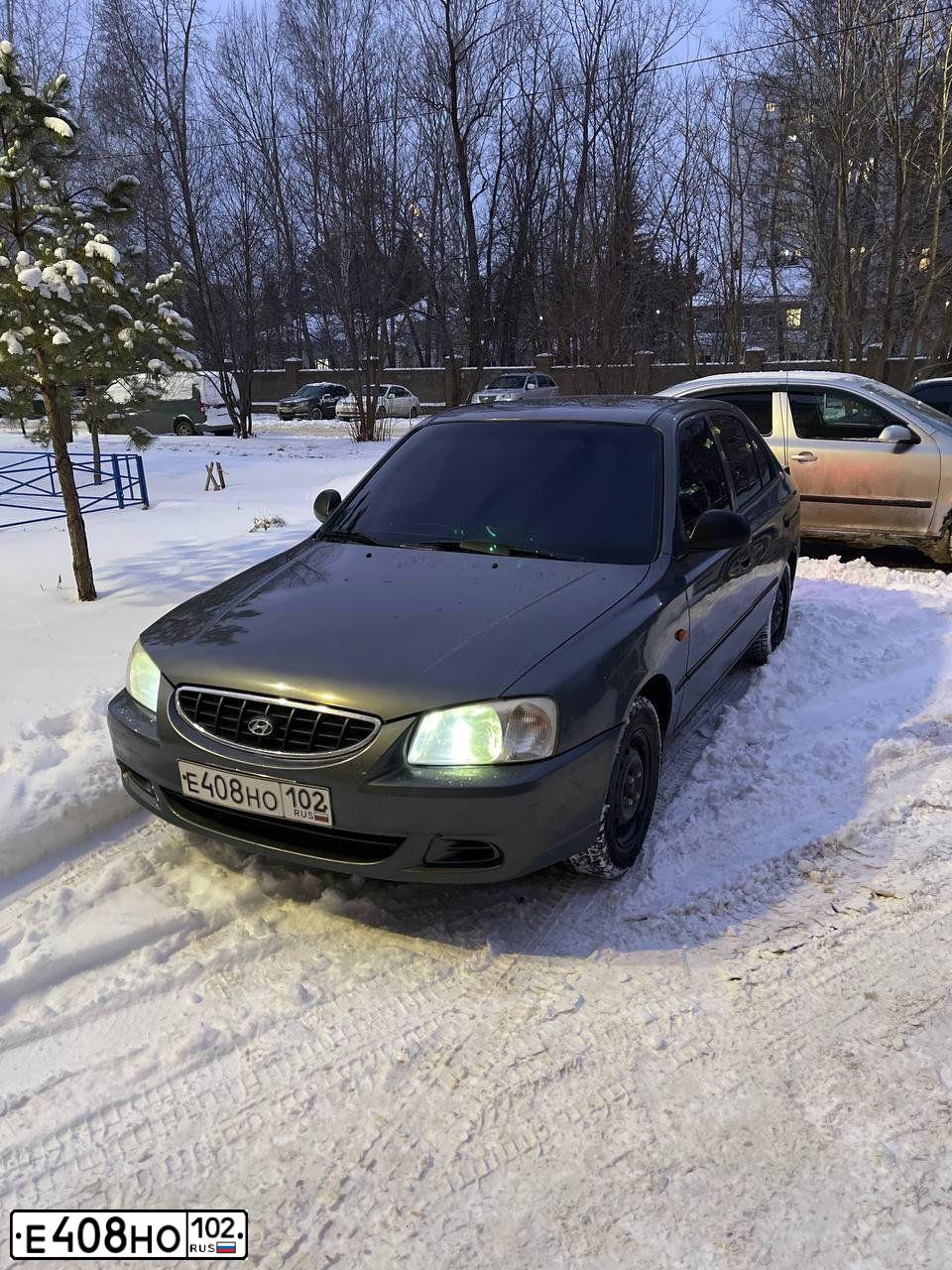 Фото автомобиля TAGAZ ACCENT, 2005 — госномер Е408НО102. Цвет: СЕРЫЙ