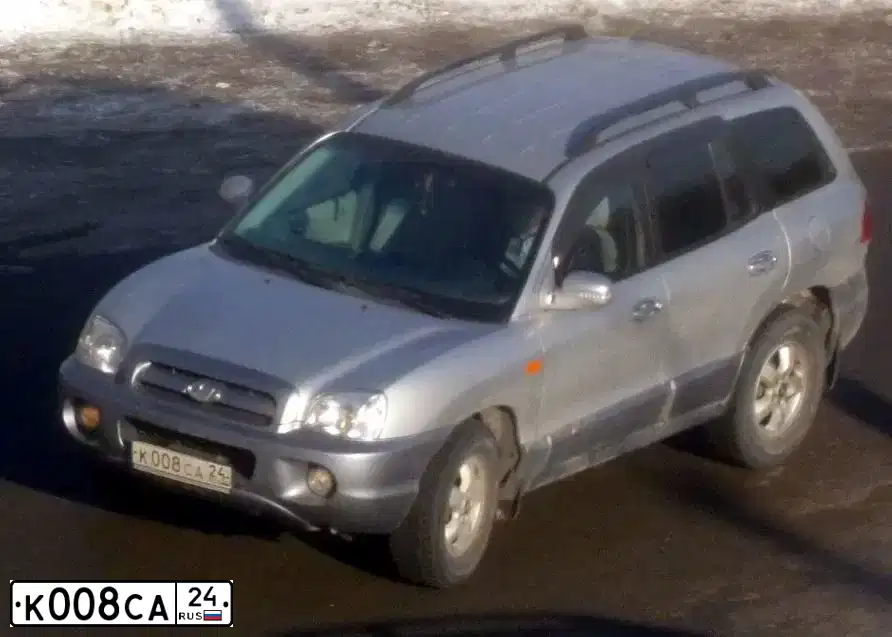 Фото автомобиля HYUNDAI SANTA FE, 2005 — госномер К008СА24. Цвет: СЕРЕБРИСТЫЙ
