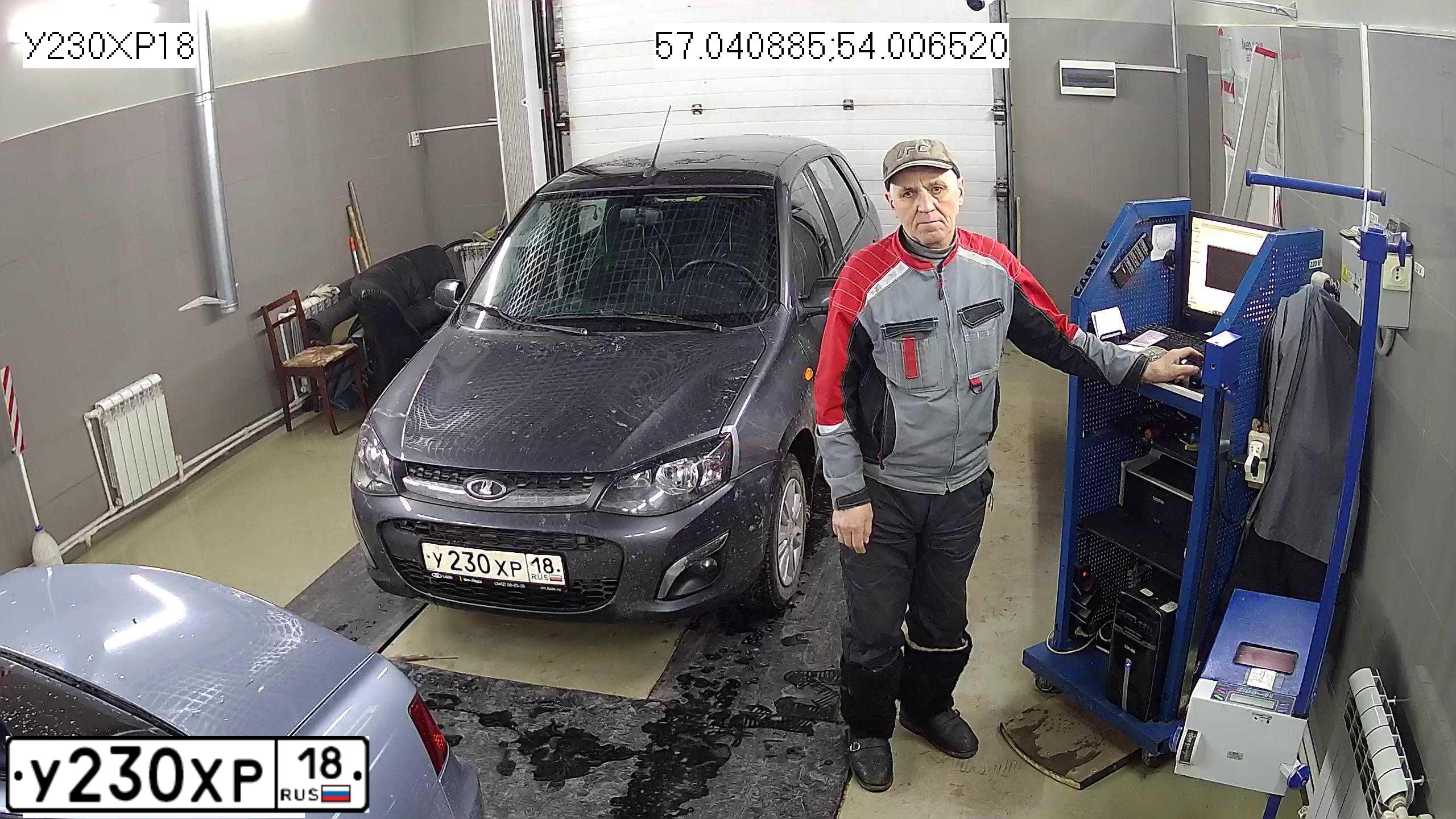 Фото автомобиля LADA 2192 KALINA, 2017 — госномер У230ХР18. Цвет: серебристо-темно-серый