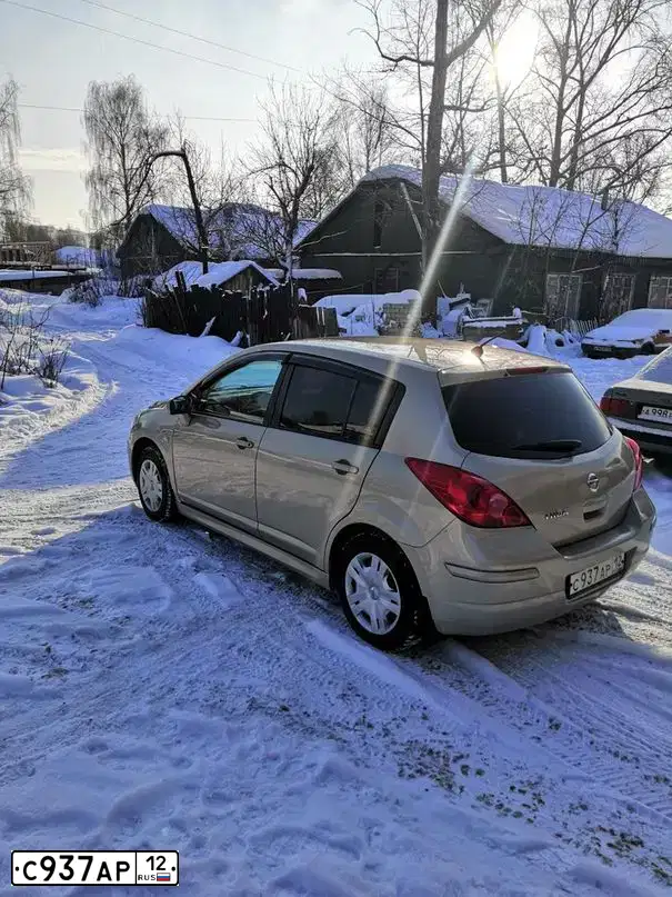 Фото автомобиля NISSAN TIIDA, 2010 — госномер С937АР12. Цвет: СВЕТЛО-КОРИЧНЕВЫЙ