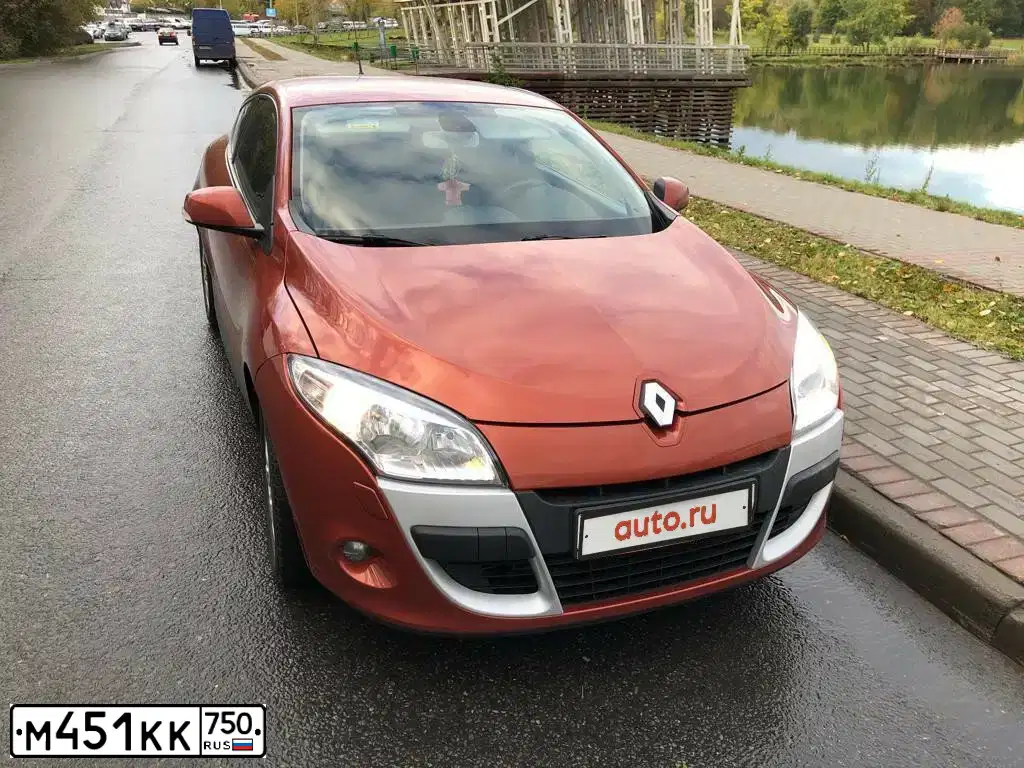 Фото автомобиля RENAULT MEGANE, 2009 — госномер О626ТА40. Цвет: ОРАНЖЕВЫЙ