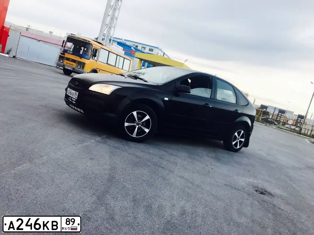 Фото автомобиля FORD FOCUS, 2005 — госномер М784ЕК190. Цвет: СЕРЫЙ СВЕТЛЫЙ