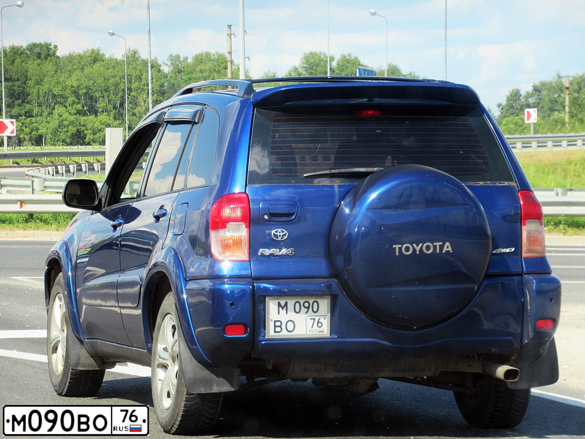 Фото автомобиля TOYOTA RAV4, 2002 — госномер М090ВО76. Цвет: синий