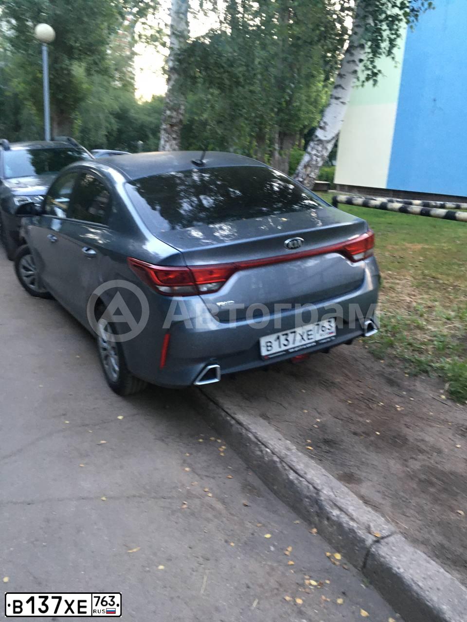Фото автомобиля KIA RIO, 2020 — госномер В137ХЕ763. Цвет: СЕРЫЙ