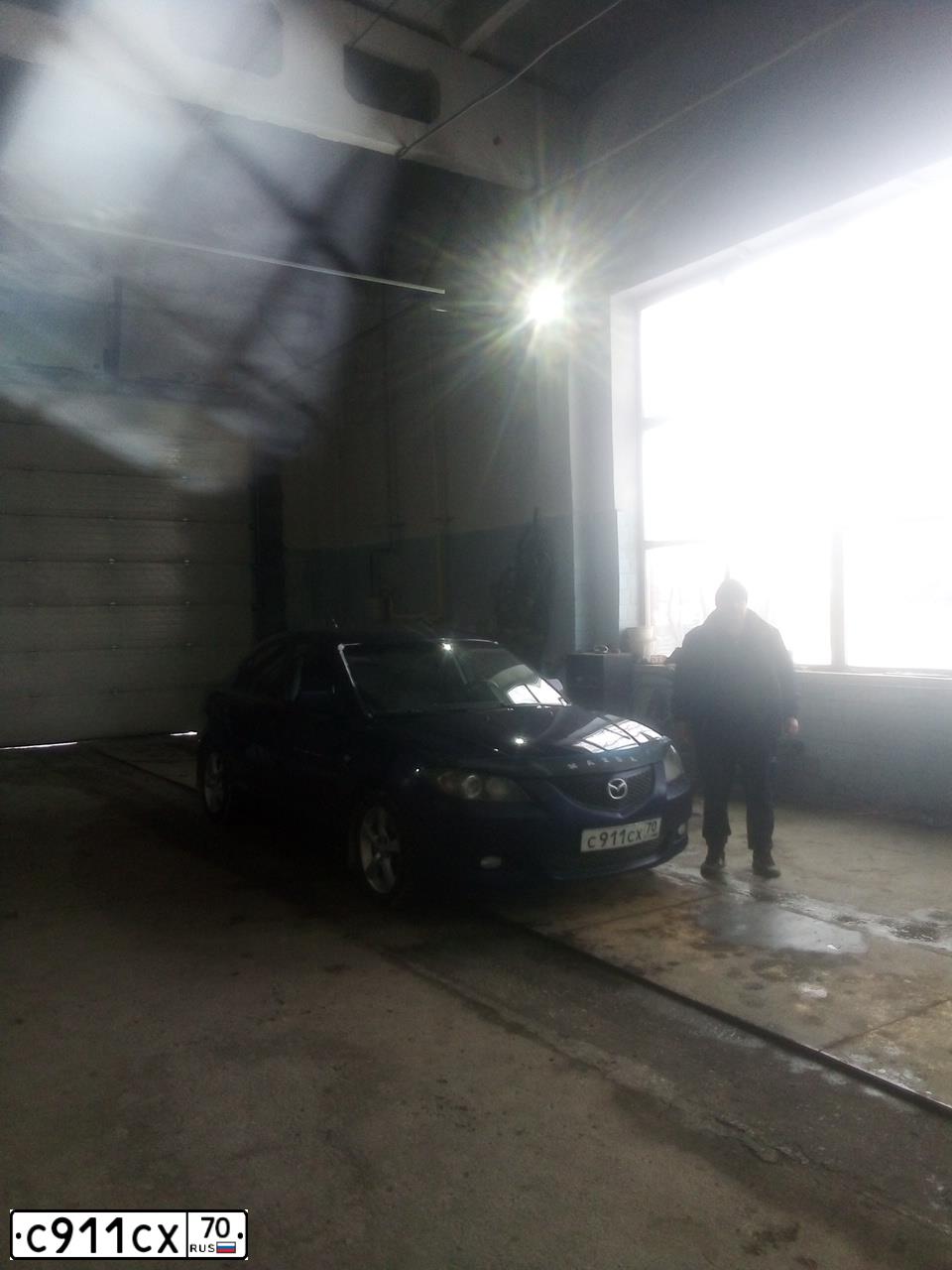 Фото автомобиля MAZDA 3, 2005 — госномер С911СХ70. Цвет: Темно-синий
