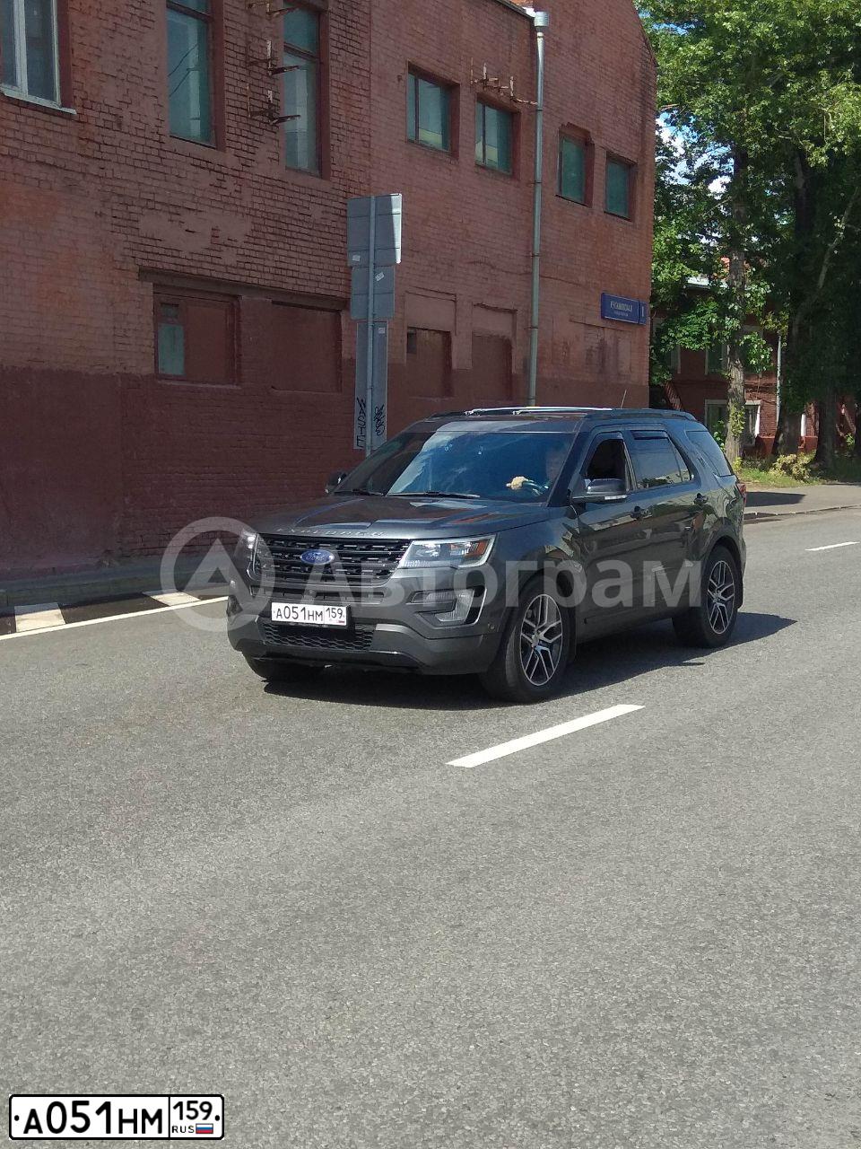 Фото автомобиля FORD EXPLORER, 2017 — госномер А051НМ159. Цвет: Серый