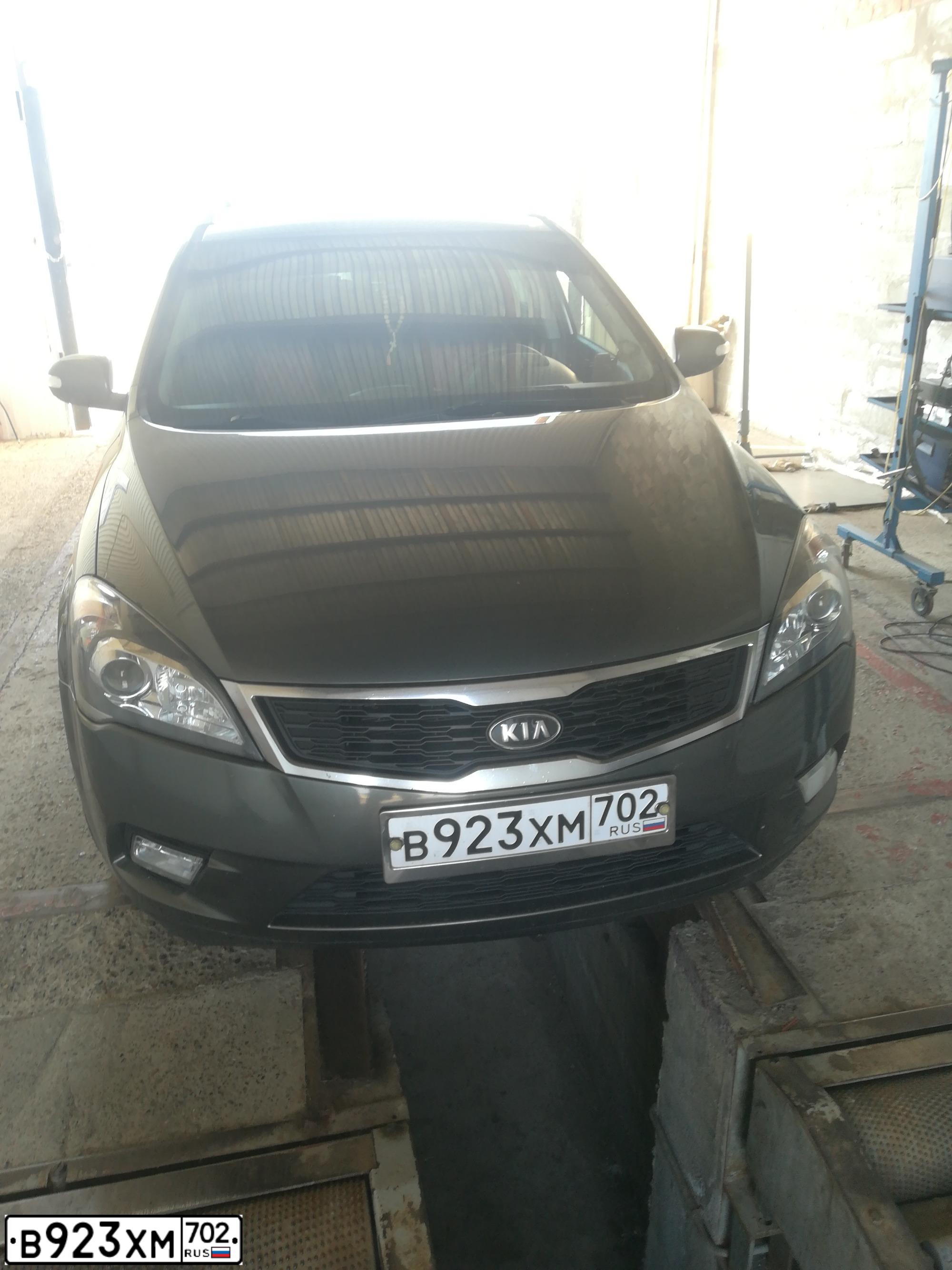 Фото автомобиля KIA CEE'D, 2010 — госномер В923ХМ702. Цвет: Серебристый