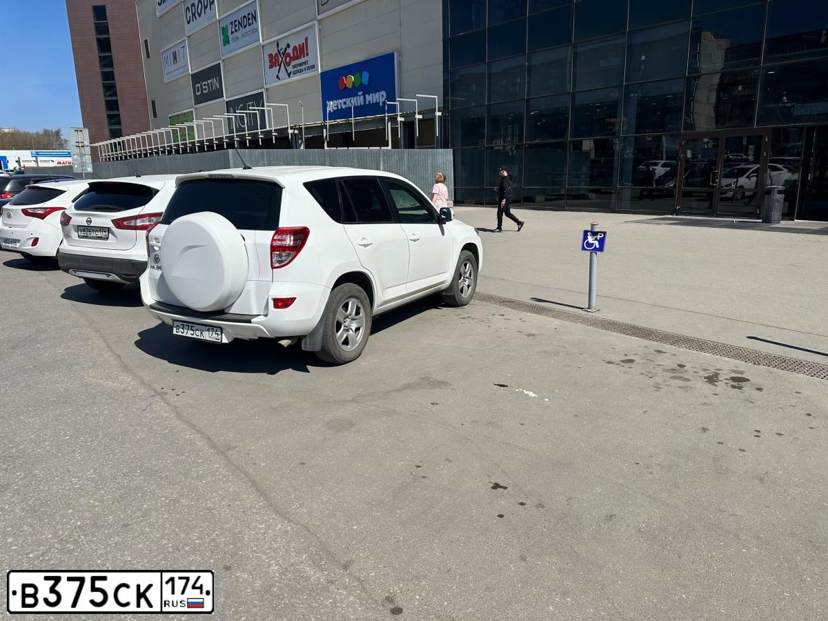 Фото автомобиля TOYOTA RAV4, 2010 — госномер В375СК174. Цвет: БЕЛЫЙ