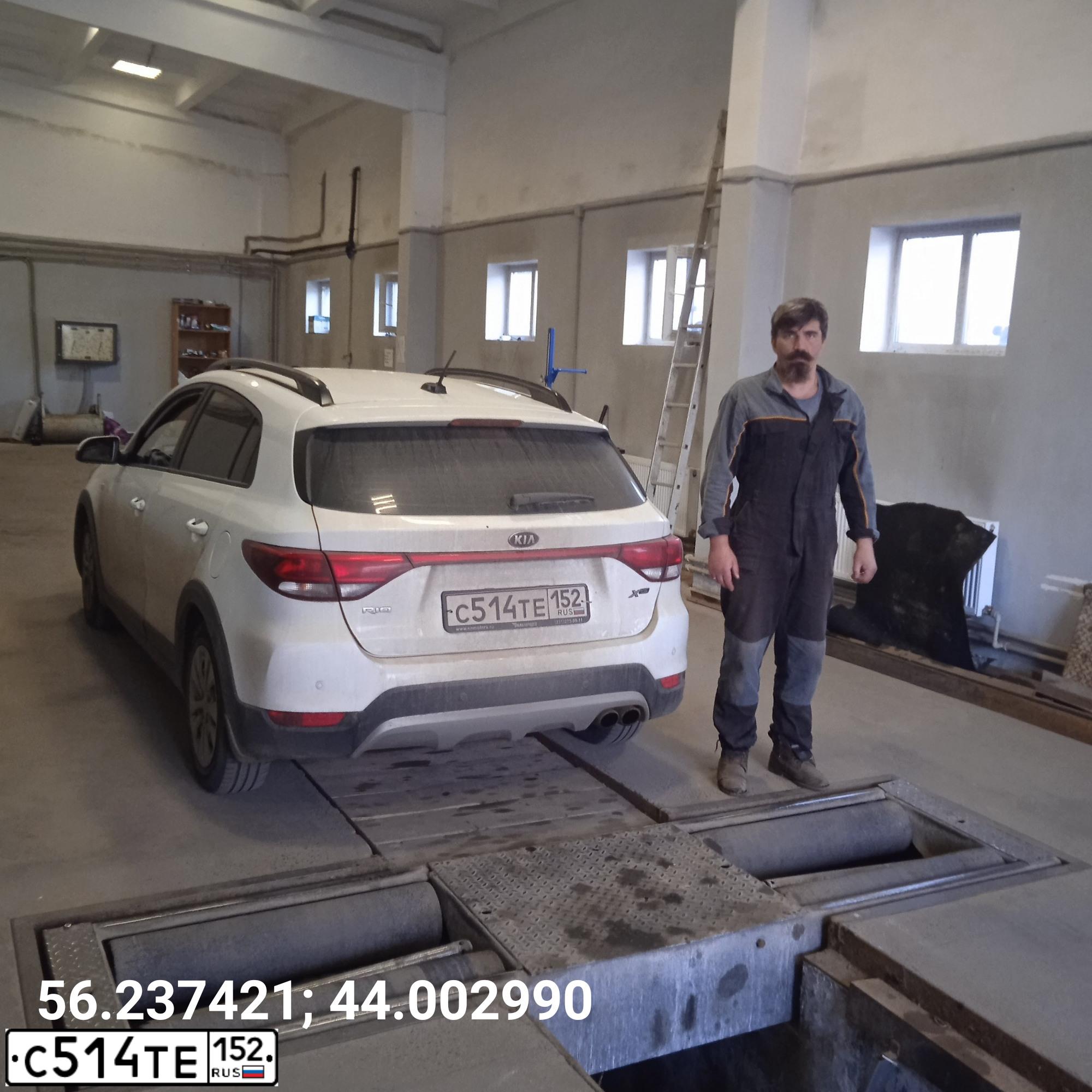 Фото автомобиля KIA RIO, 2018 — госномер А942СК252. Цвет: Белый