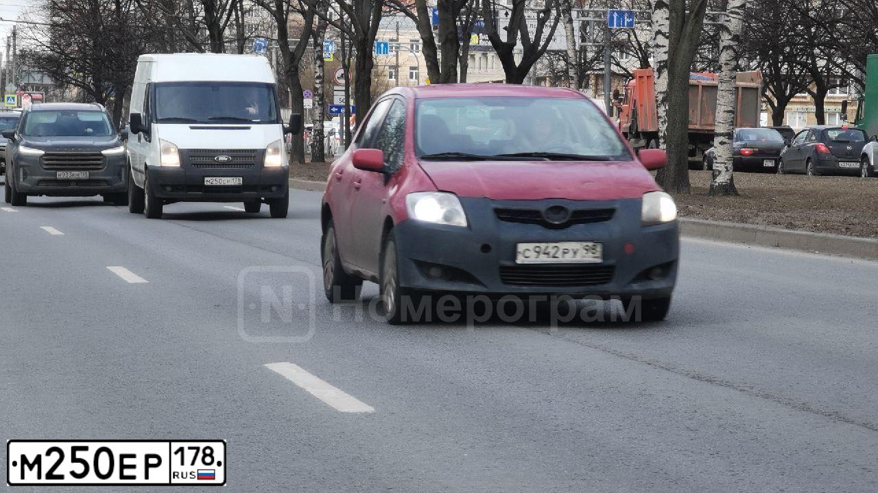 Фото автомобиля VOLKSWAGEN TIGUAN, 2012 — госномер М250ЕР178. Цвет: синий