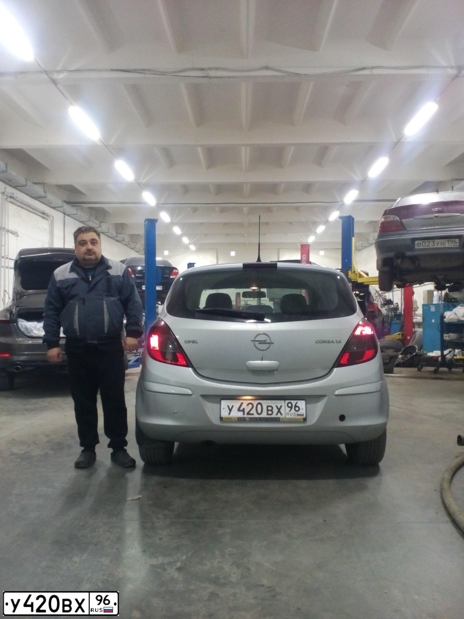 Фото автомобиля OPEL CORSA, 2007 — госномер С466УЕ196. Цвет: Серебристый