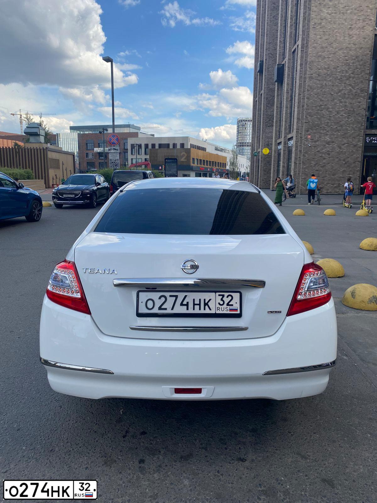 Фото автомобиля NISSAN TEANA, 2013 — госномер О274НК32. Цвет: Белый