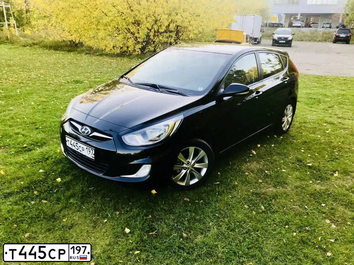 Фото автомобиля HYUNDAI SOLARIS, 2011 — госномер Е285ТК186. Цвет: ЧЕРНЫЙ