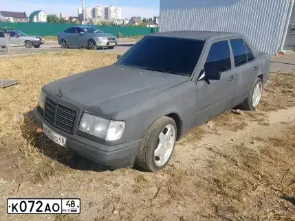 Фото автомобиля MERCEDES E-KLASSE, 1989 — госномер К072АО48. Цвет: ЧЕРНЫЙ