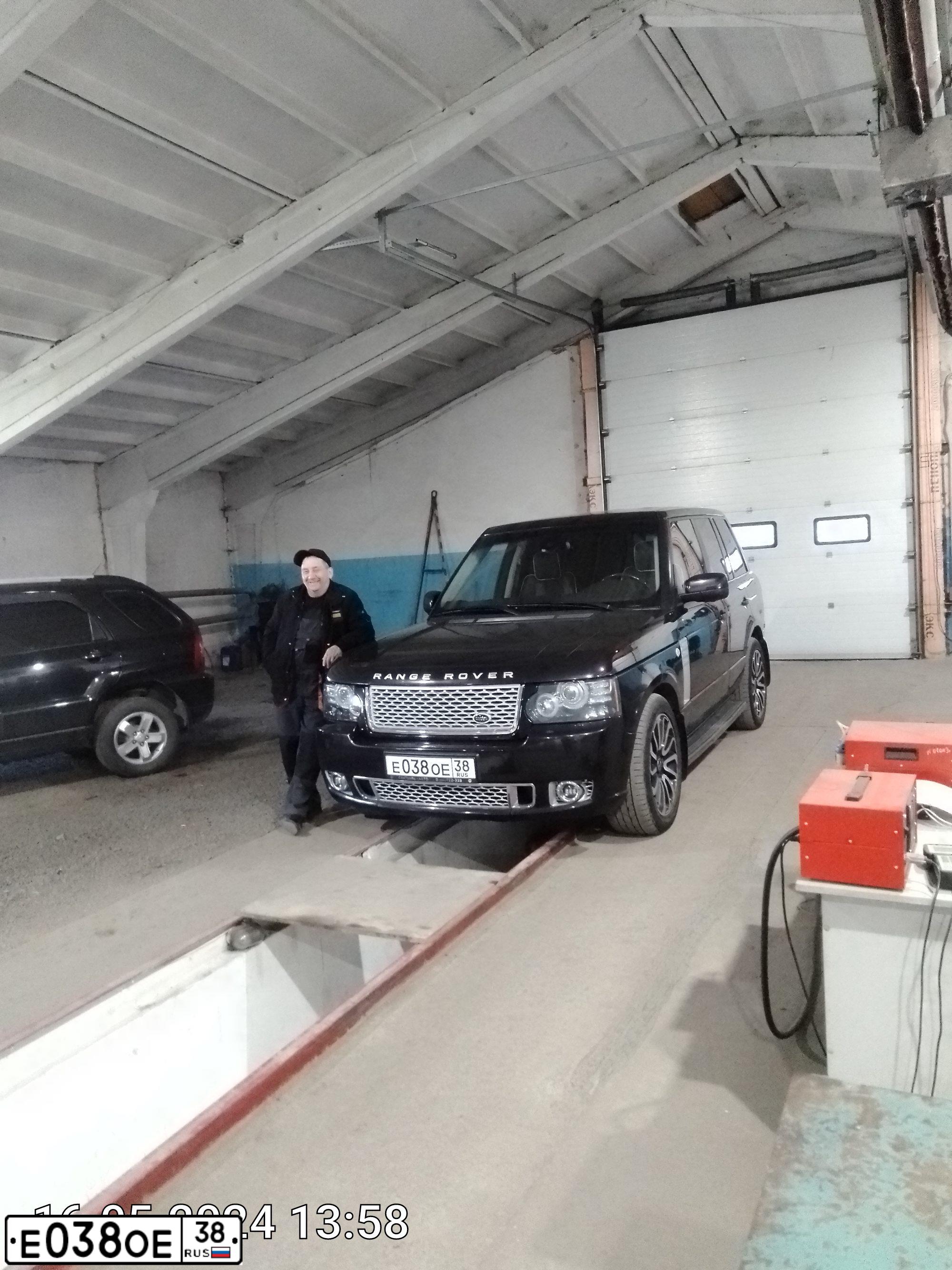 Фото автомобиля BMW X6, 2011 — госномер Е014ЕЕ38. Цвет: Белый