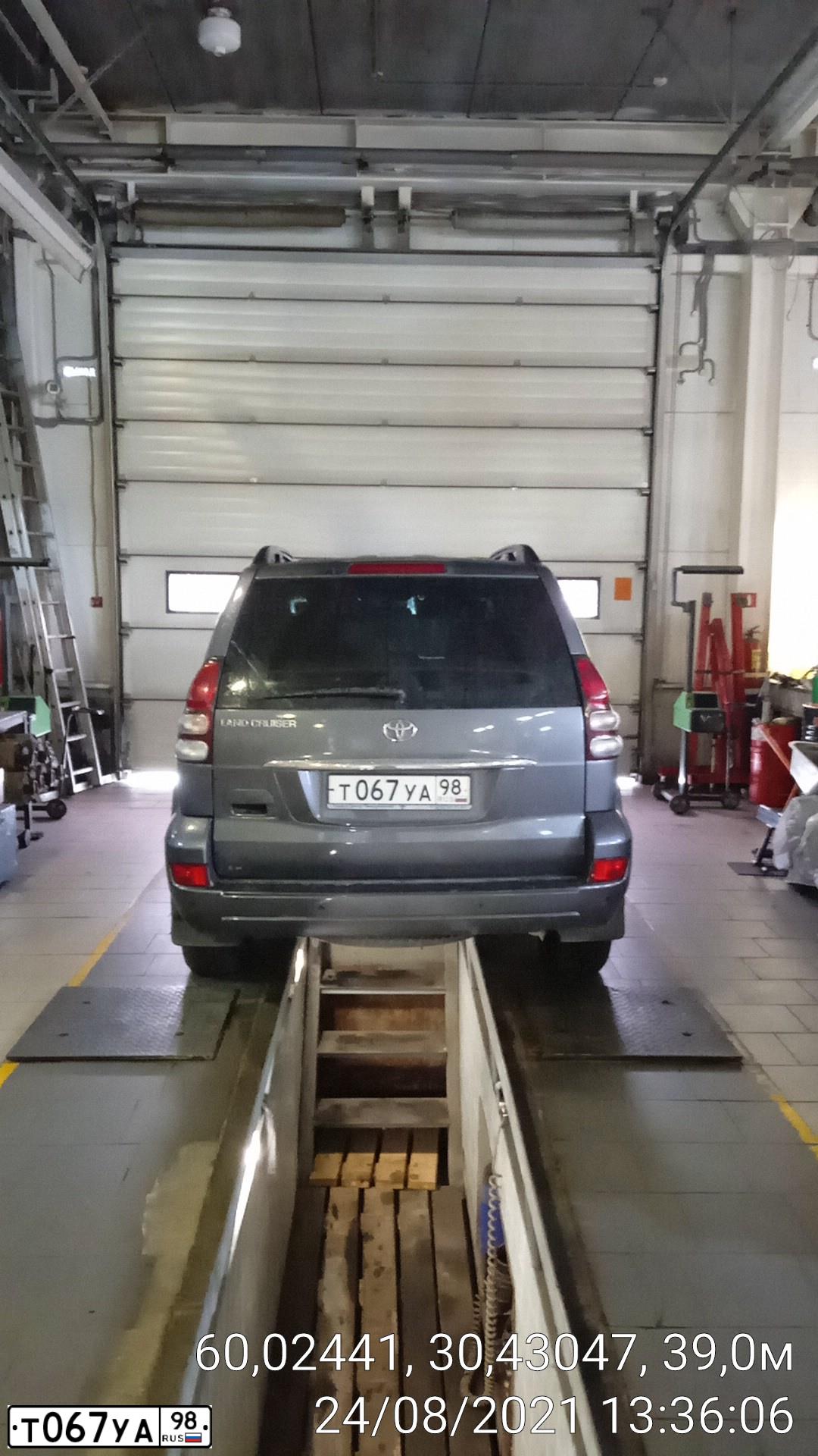 Фото автомобиля TOYOTA LANDCRUISER, 2008 — госномер Т067УА98. Цвет: ТЕМНО-СЕРЫЙ