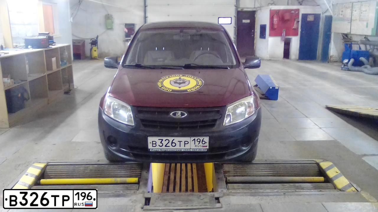 Фото автомобиля LADA 2190 GRANTA, 2012 — госномер В326ТР196. Цвет: Красный