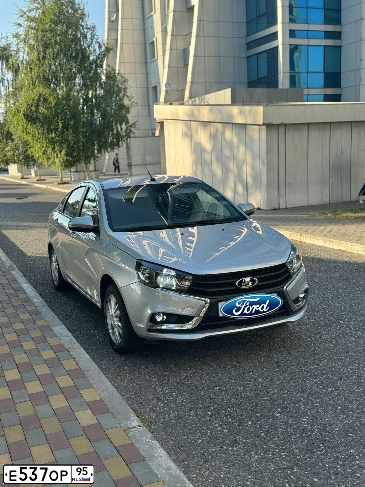 Фото автомобиля LADA VESTA, 2018 — госномер Х585АМ799. Цвет: СЕРЕБРИСТЫЙ
