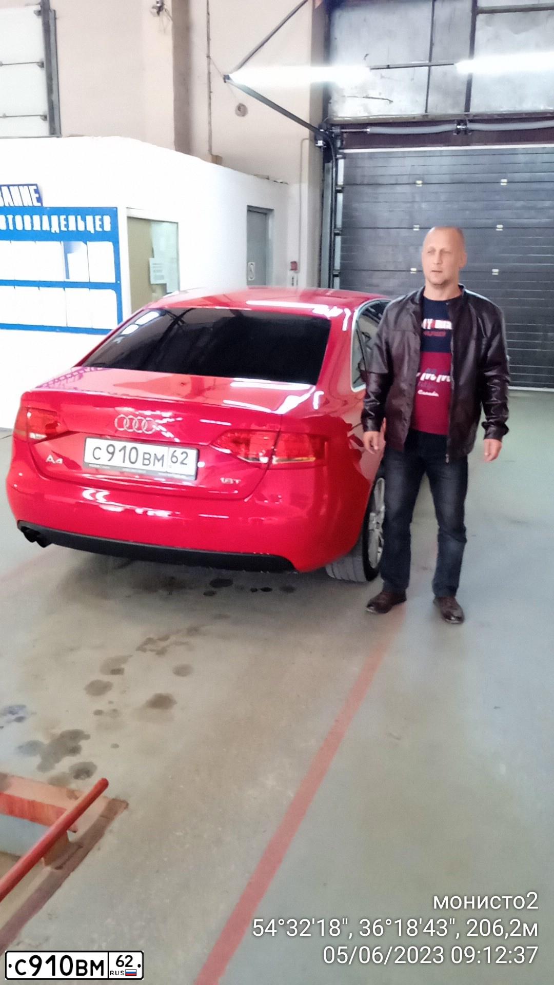 Фото автомобиля AUDI A4, 2010 — госномер С415ЕТ40. Цвет: Красный