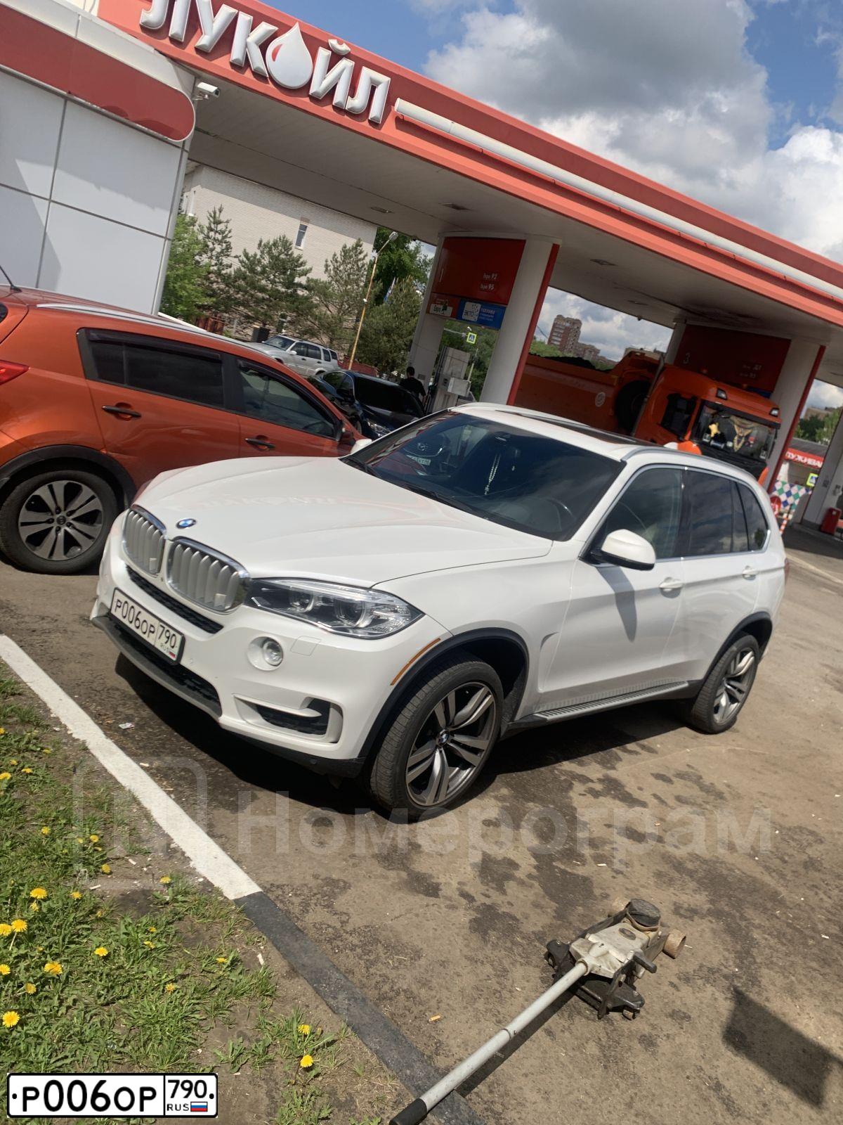 Фото автомобиля BMW X5 XDRIVE35D, 2017 — госномер Р006ОР790. Цвет: Белый