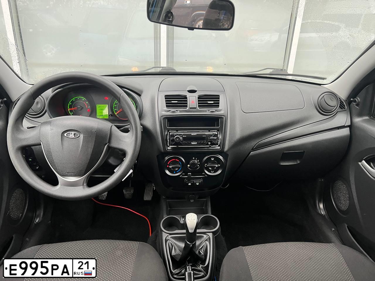 Фото автомобиля LADA 2194 KALINA, 2016 — госномер Е995РА21. Цвет: ЯРКО-СИНИЙ