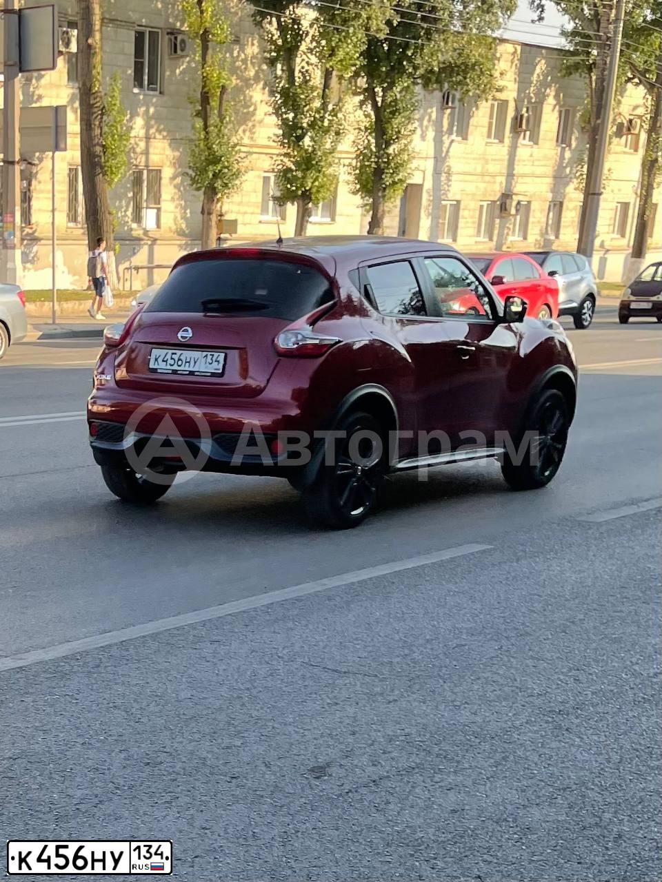 Фото автомобиля NISSAN JUKE, 2017 — госномер К456НУ134. Цвет: Красный
