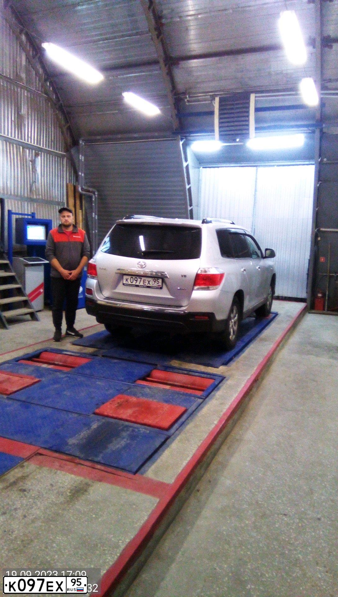 Фото автомобиля TOYOTA HIGHLANDER, 2010 — госномер Х688СУ72