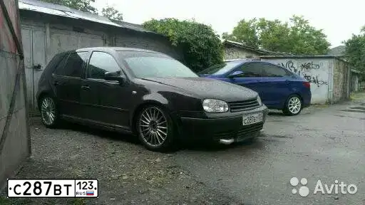 Фото автомобиля VOLKSWAGEN GOLF, 2000 — госномер Е399УТ90. Цвет: ЧЕРНЫЙ
