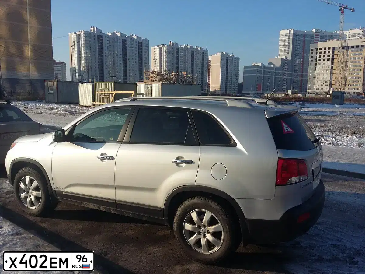 Фото автомобиля KIA SORENTO, 2012 — госномер Х402ЕМ96. Цвет: СВЕТЛО-СЕРЫЙ