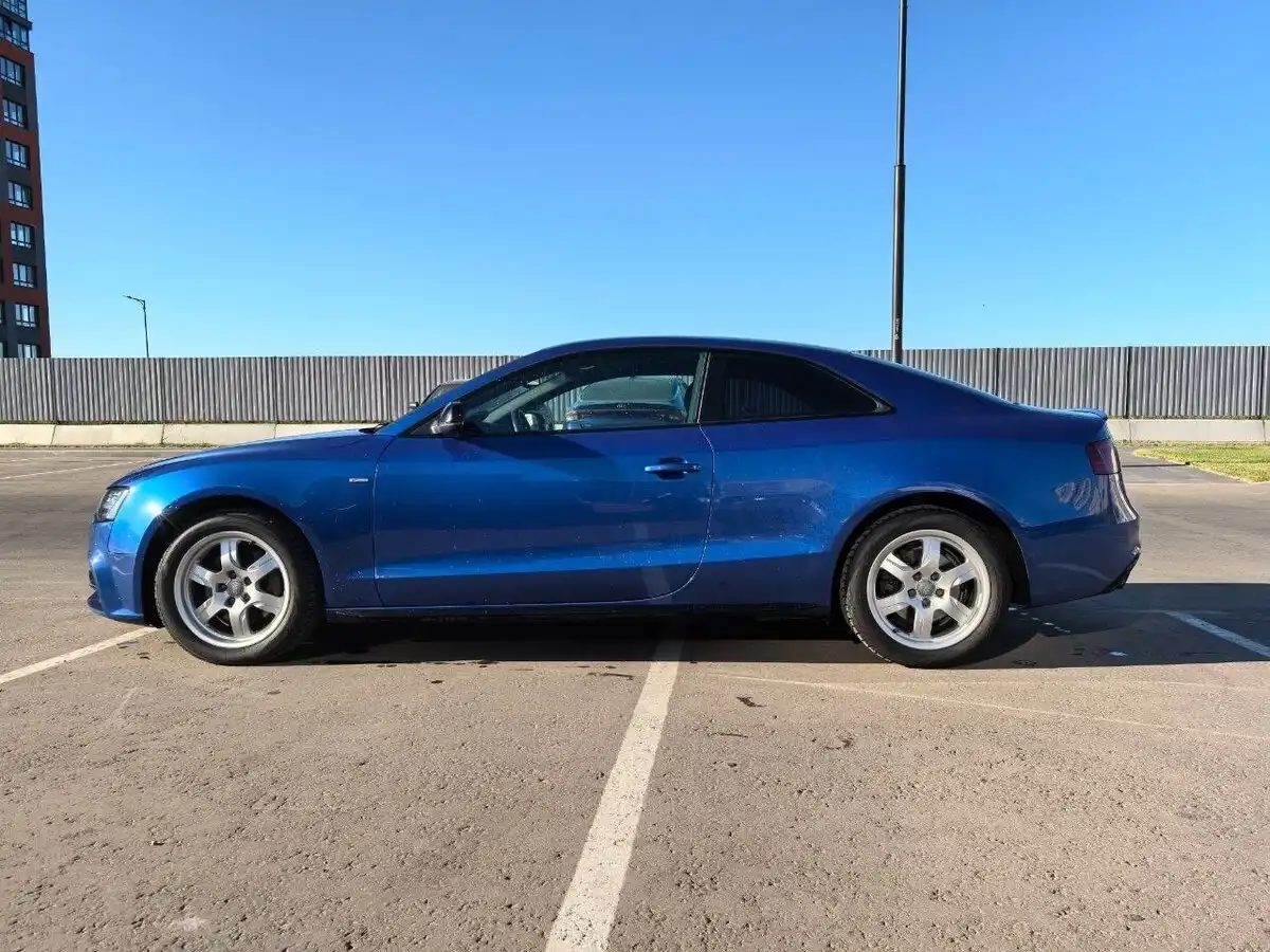 Фото автомобиля AUDI A5, 2016 — госномер Е080ТХ797. Цвет: ЯРКО-СИНИЙ