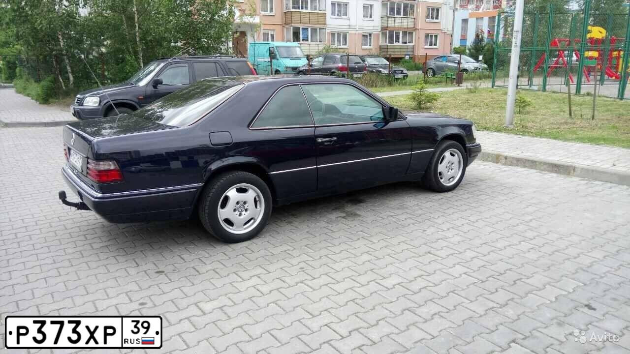 Фото автомобиля MERCEDES E-KLASSE, 1994 — госномер Р373ХР39. Цвет: Темно-синий