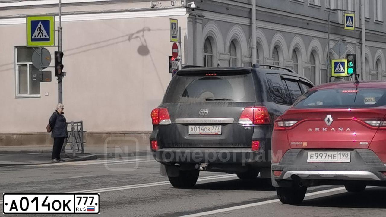 Фото автомобиля TOYOTA LANDCRUISER 200, 2015 — госномер А014ОК777. Цвет: ЧЕРНЫЙ