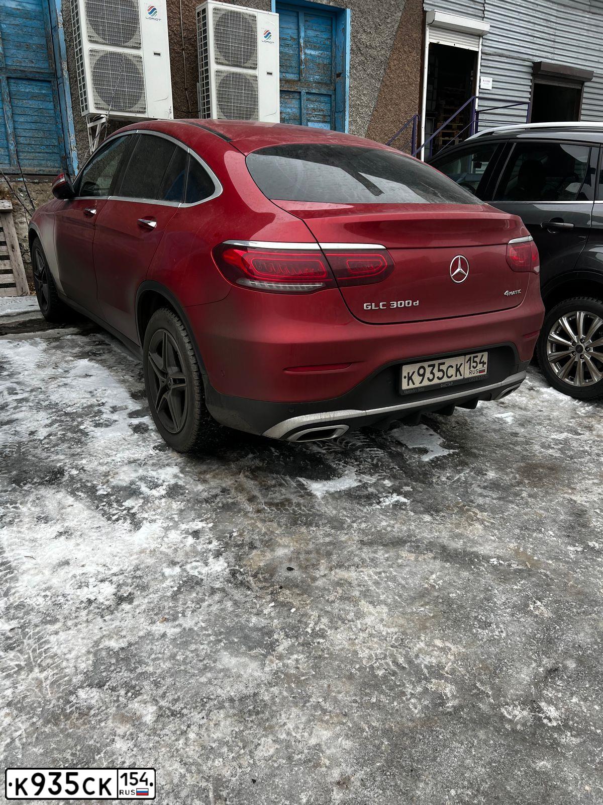 Фото автомобиля MERCEDES GLC-KLASSE, 2020 — госномер К935СК154. Цвет: Красный
