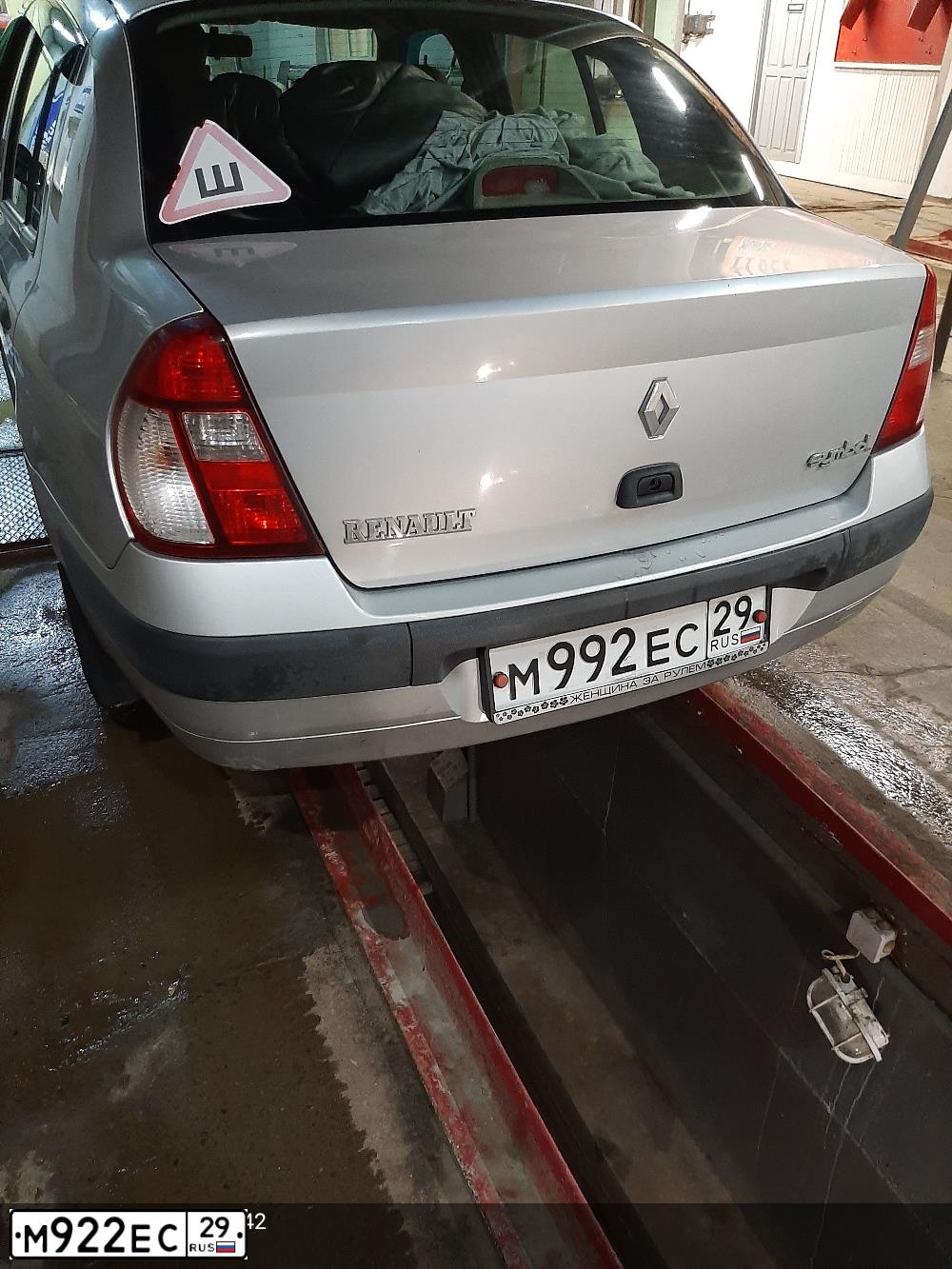 Фото автомобиля RENAULT SYMBOL, 2005 — госномер О585ХЕ29. Цвет: СВЕТЛО-СЕРО-ГОЛУБОЙ
