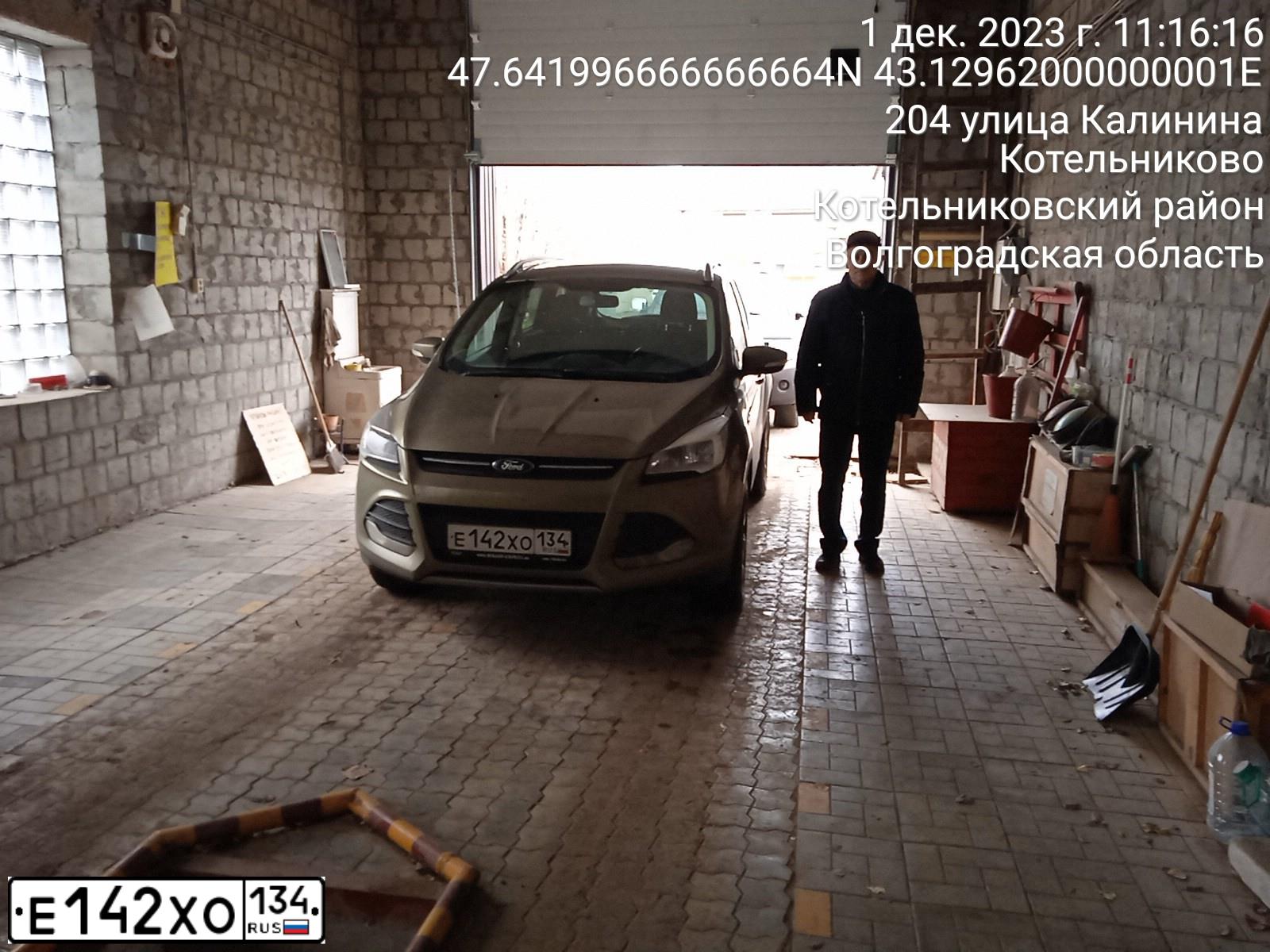 Фото автомобиля FORD KUGA, 2013 — госномер Е142ХО134. Цвет: СЕРО-ЗЕЛЕНЫЙ