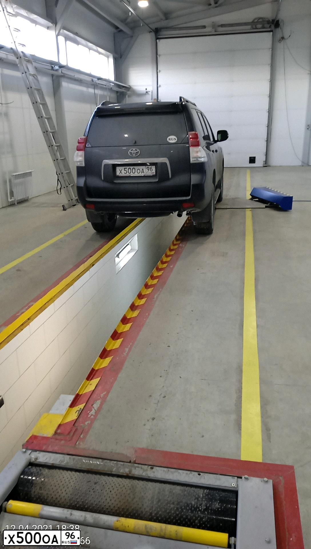Фото автомобиля TOYOTA LANDCRUISER, 2012 — госномер Х500ОА96. Цвет: ЧЕРНЫЙ