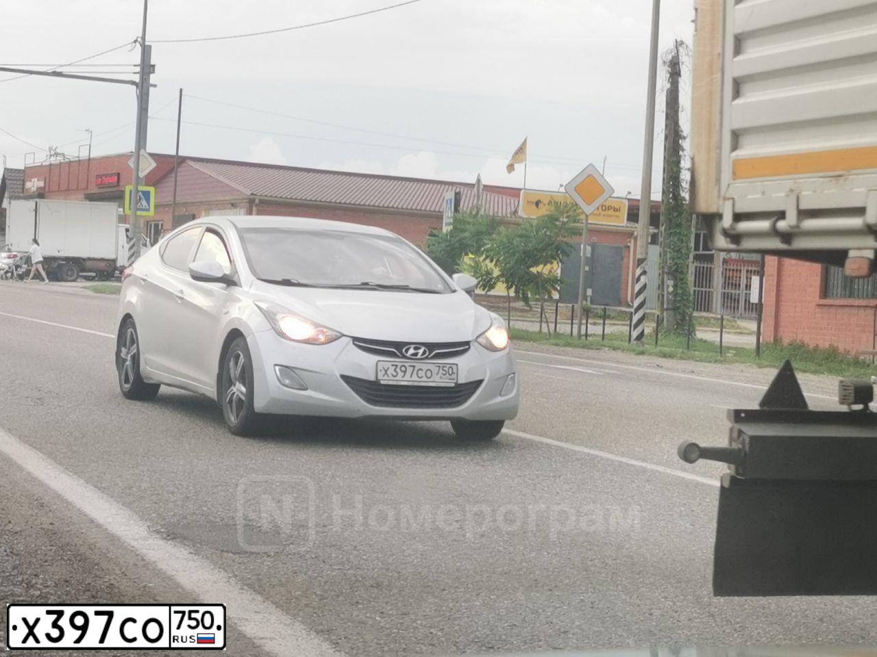 Фото автомобиля HYUNDAI ELANTRA, 2012 — госномер Х397СО750. Цвет: БЕЛЫЙ-ЖЕЛТЫЙ-СЕРЫЙ