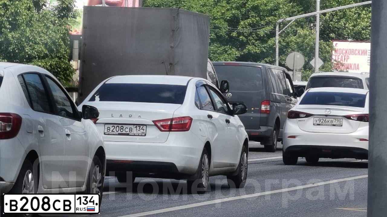 Фото автомобиля LADA VESTA, 2016 — госномер В208СВ134. Цвет: БЕЛЫЙ